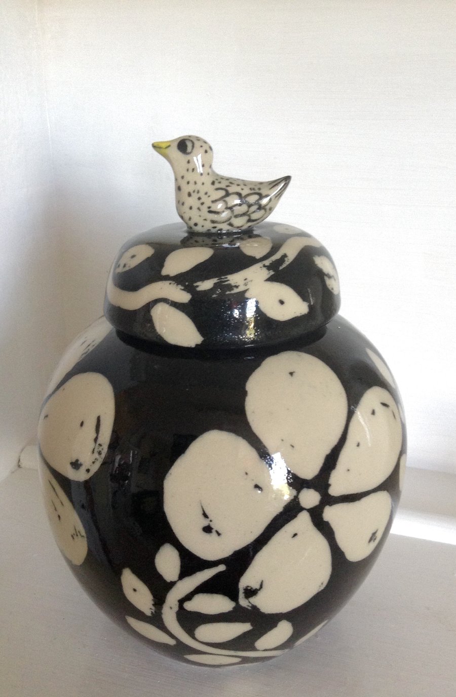 Storage jar in classic ginger jar shape with bird top
