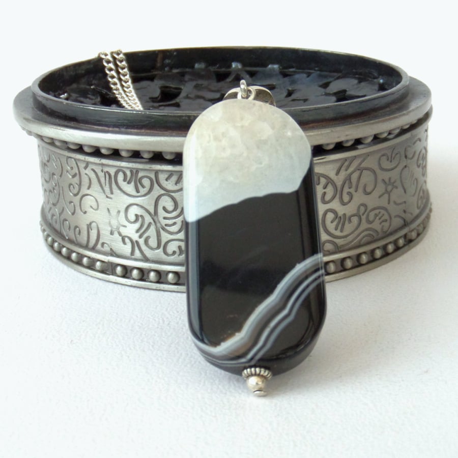 Black, brown & cream banded agate pendant necklace
