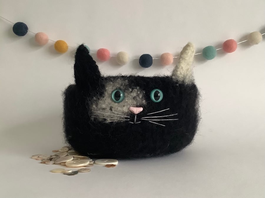 FELTED 'FUSSPOT' BOWL, desk tidy  . Cat. Black and white . Home decor.