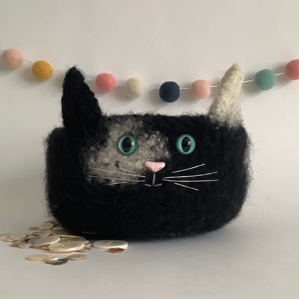 FELTED 'FUSSPOT' BOWL, desk tidy  . Cat. Black and white . Home decor.