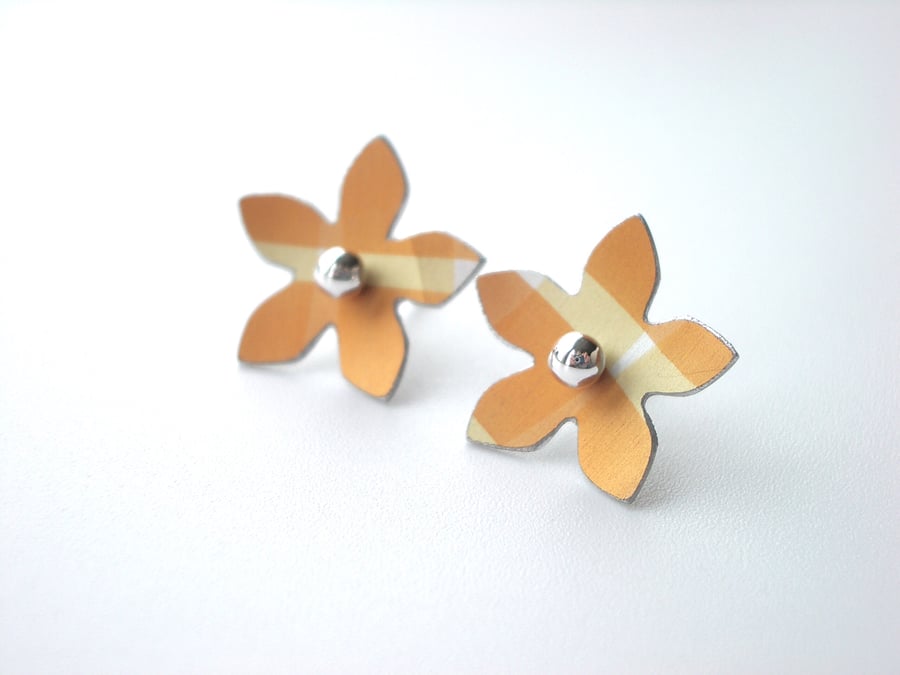 Flower studs earrings in yellow 