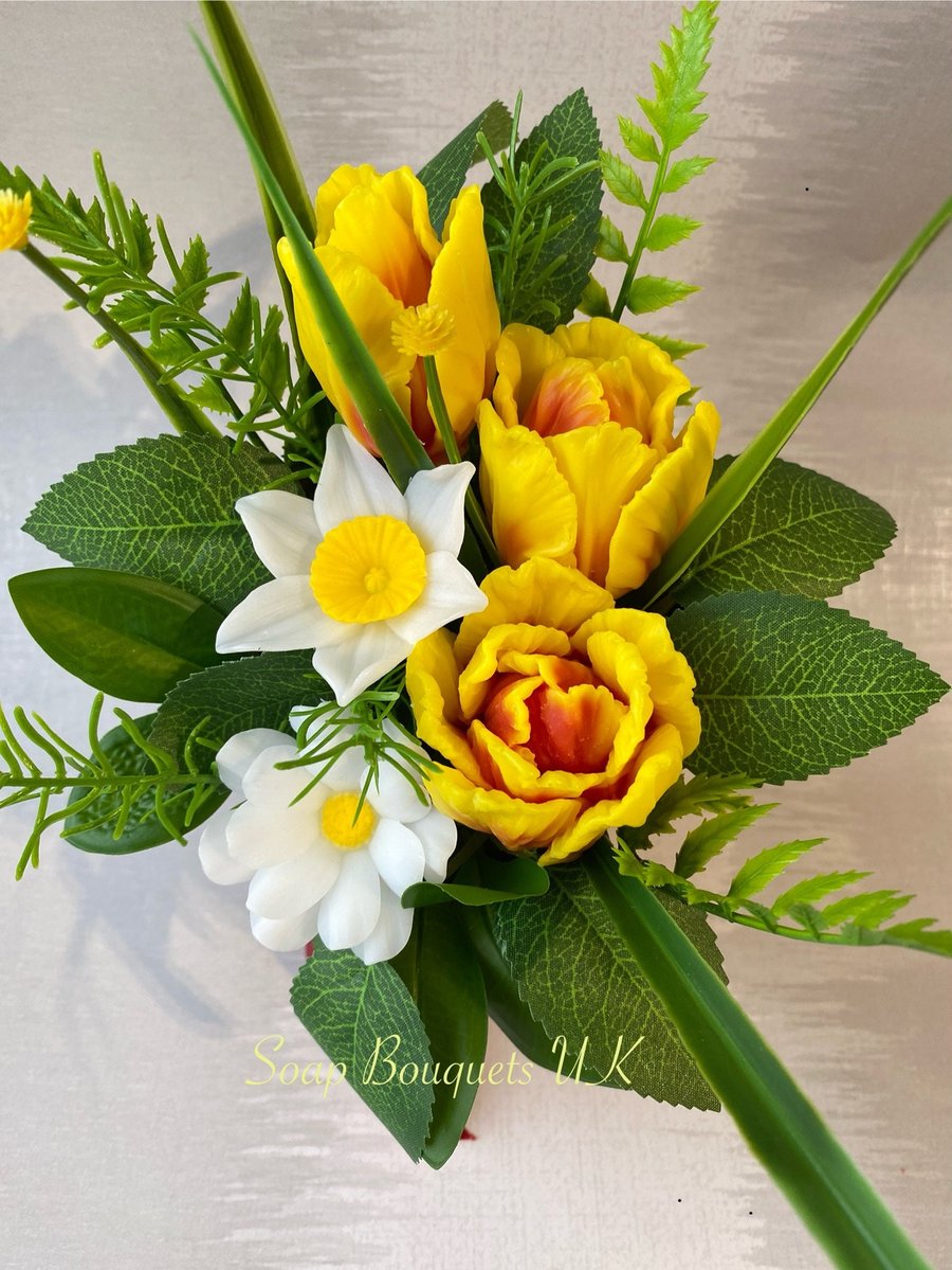 Handcrafted Parrot Tulip Soap Bouquet - Captivating Floral Luxury for Home Decor