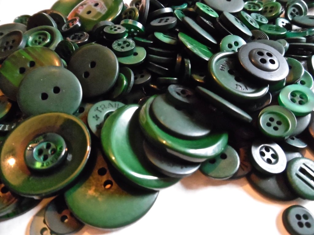 Bumper Bag of 650 Resin Mixed Size DARK GREEN Buttons