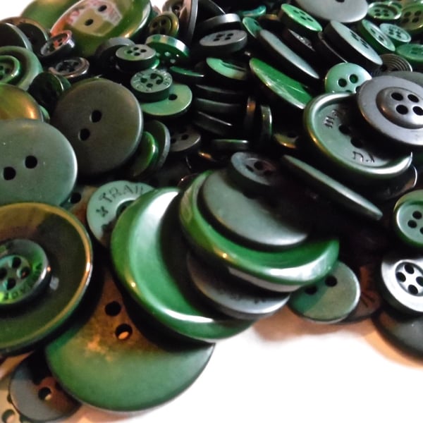 Bumper Bag of 650 Resin Mixed Size DARK GREEN Buttons