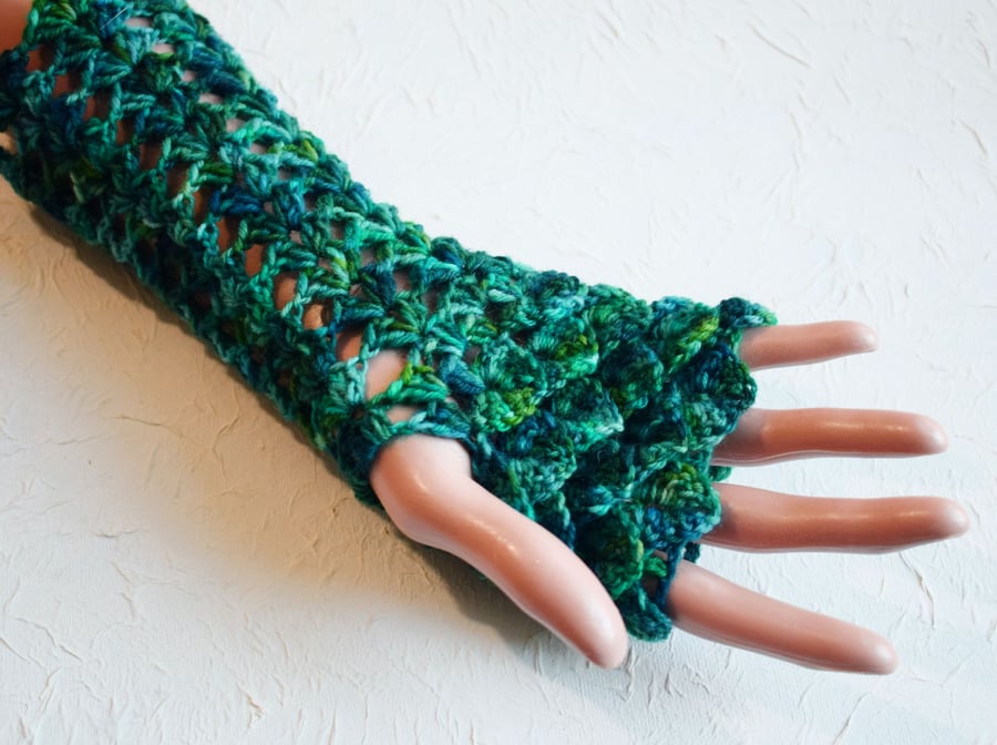 Dragonscale Fingerless Gloves For Women in Mermaid Toned Hand Dyed Wool