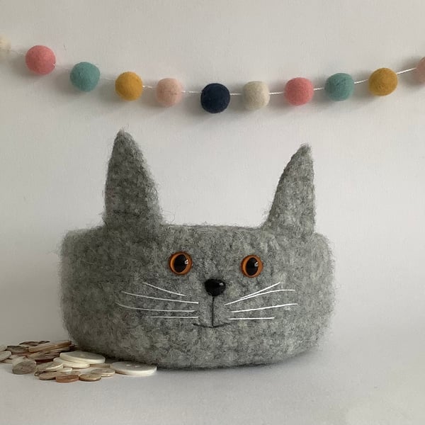 FELTED 'FUSSPOT' BOWL, desk tidy  . Cat. Grey . Home decor.