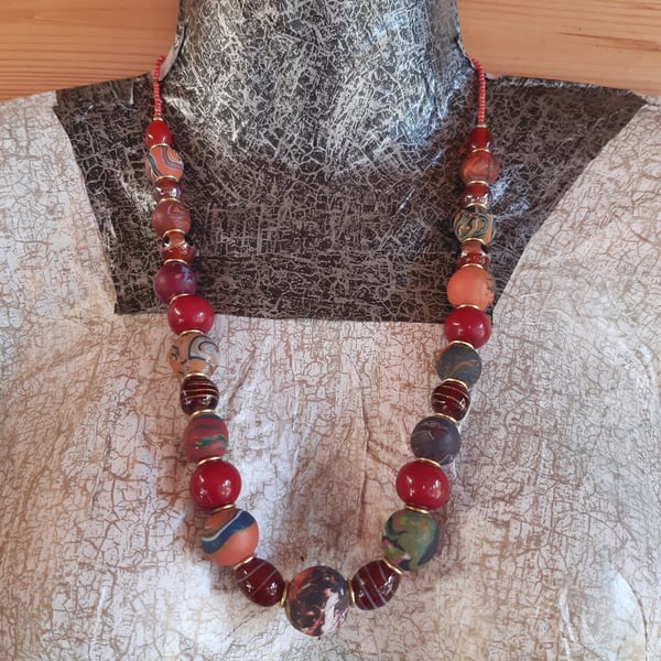  Statement necklace in shades of red