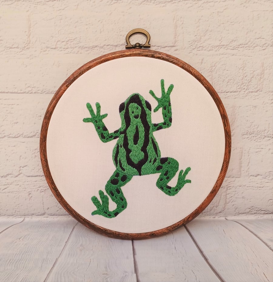 Green Tree Frog Hand Embroidered Hoop Art, Frog Embroidery, Frog Gift, Tree Frog