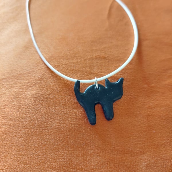 scardey cat necklace 