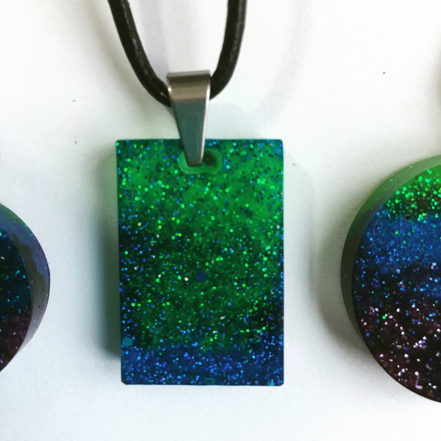 Aurora borealis pendants in resin, glow in the dark!