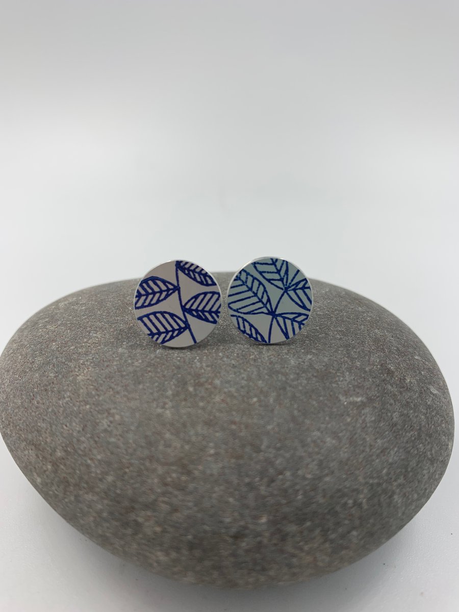 Silver aluminium circle studs with leaf print