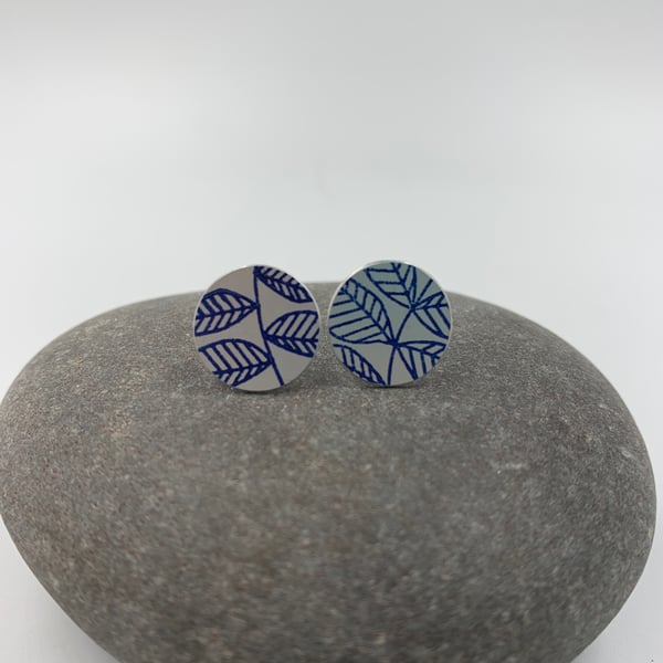 Silver aluminium circle studs with leaf print