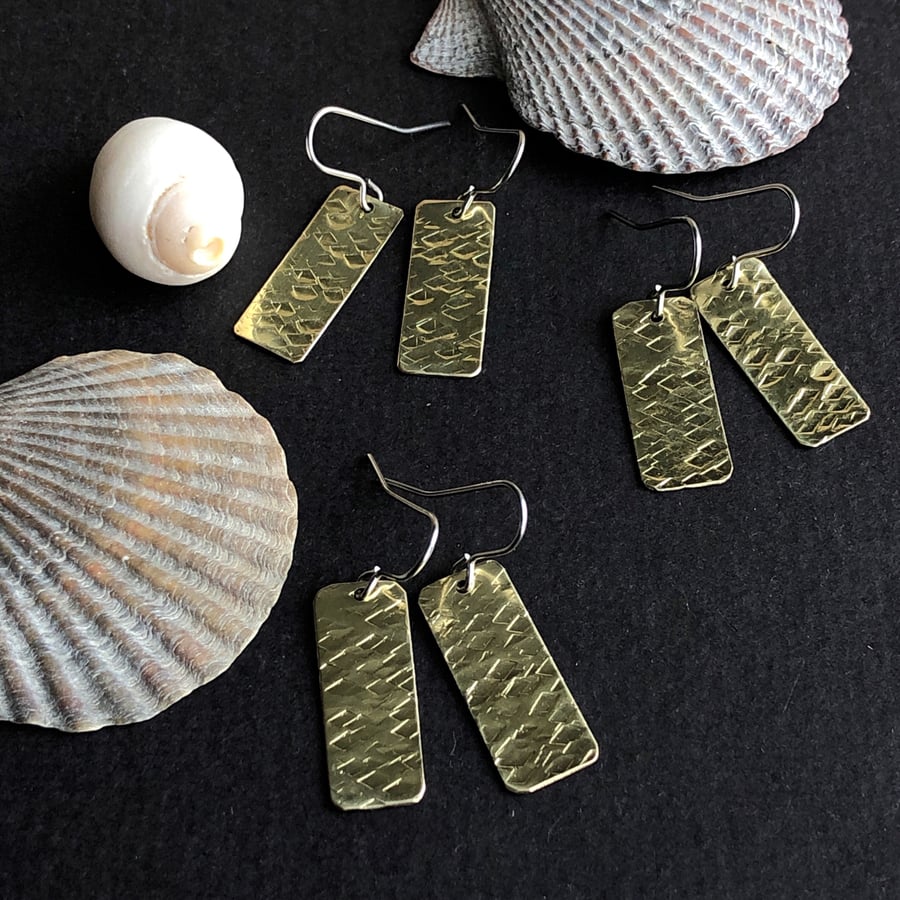 Hammered brass dangle earrings. Brass jewellery.