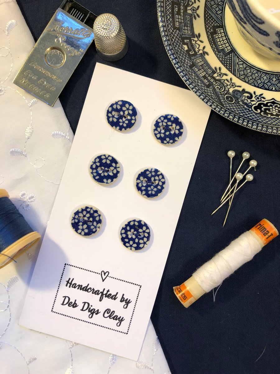 Set of 6 round handcrafted ceramic buttons decorated with blue and white flowers