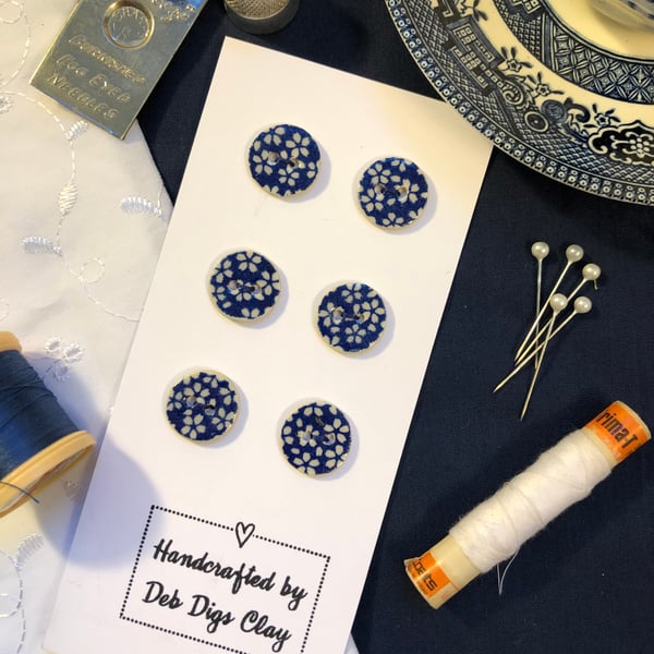 Set of 6 round handcrafted ceramic buttons decorated with blue and white flowers