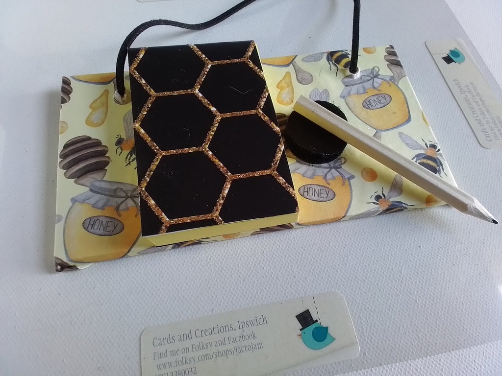 Notice board. Mini memo board. Bees. Ref 154