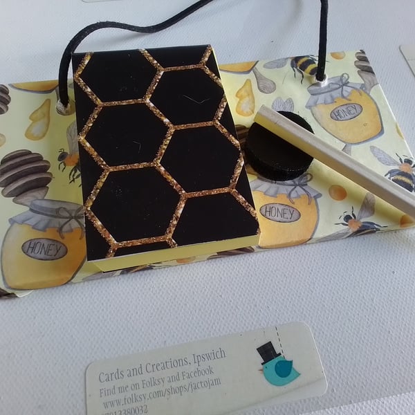 Notice board. Mini memo board. Bees. Ref 154