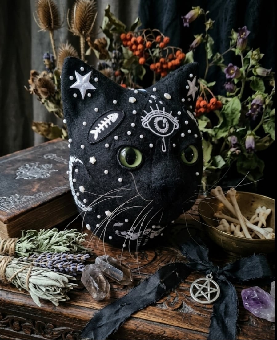 Larger than life felt cat head wall mount 'Brackenveil'