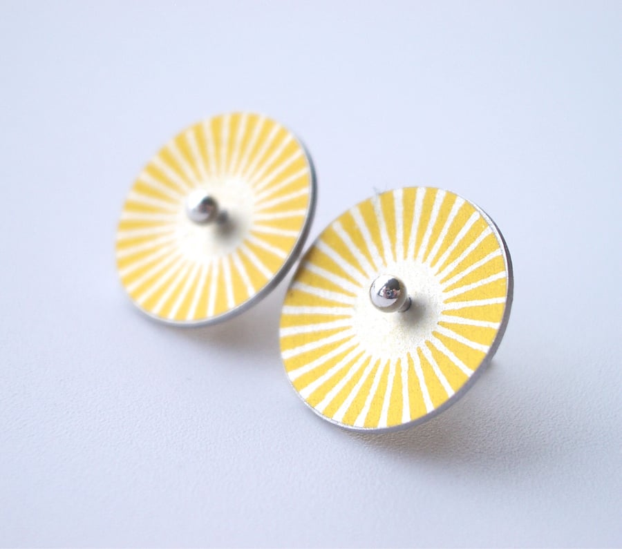 Circle studs in yellow and silver with sunburst print