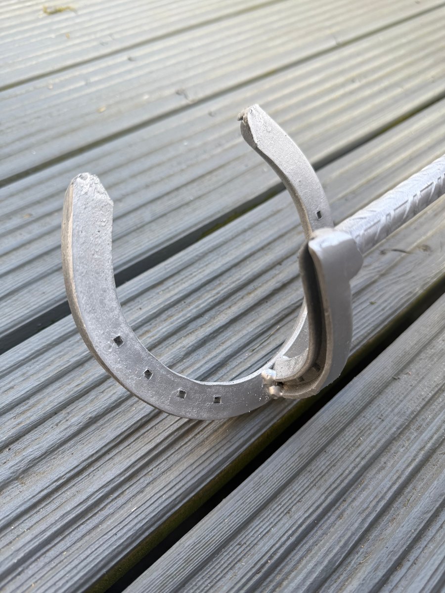 Horseshoe towel rail