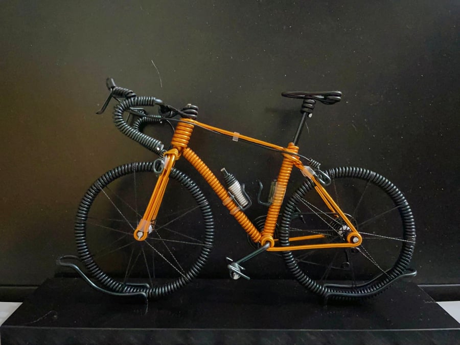 1:10 Scale Scale Wired Bike Model Golden Road Bike Model with Base Bicycle