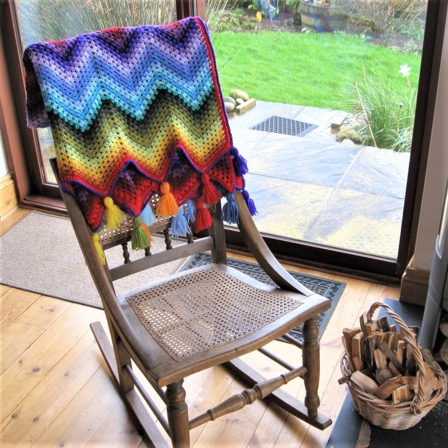 Crochet pattern for small ripple tasseled throw. Multicoloured.  Photo tutorial.