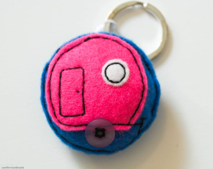 Caravan pink felt keyring. Camper keyring. Vacation vintage caravan keyring. 