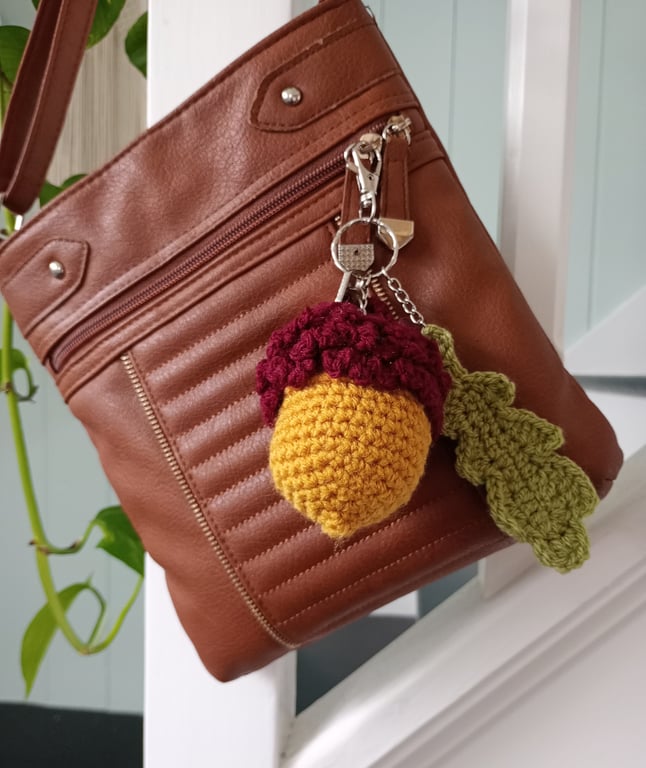 Acorn keyring crochet