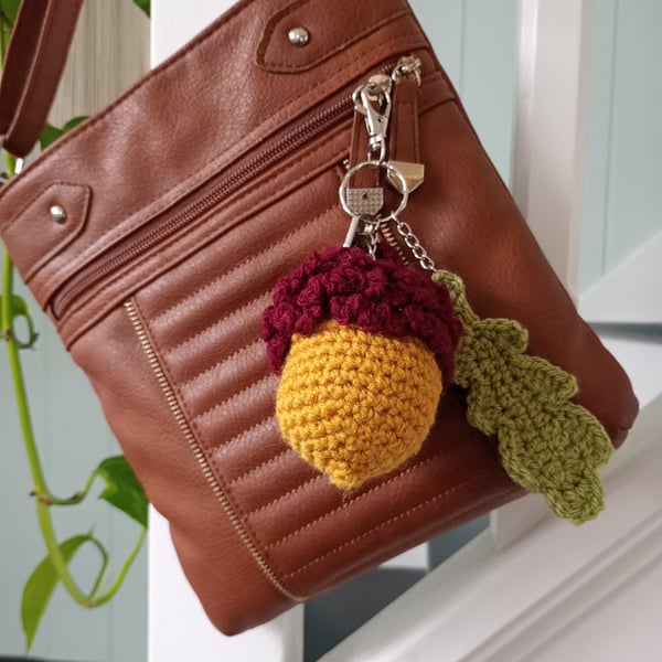 Acorn keyring crochet