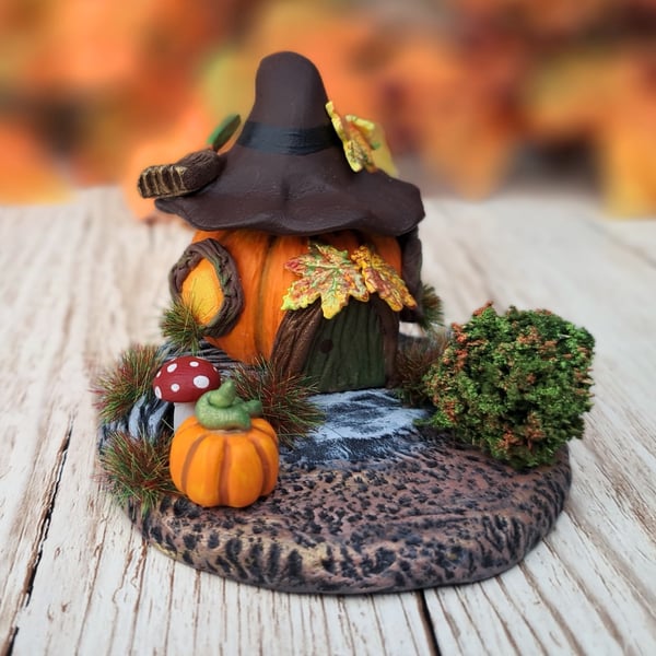 Halloween Decoration  - Pumpkin Cottage with Witch's Broomstick