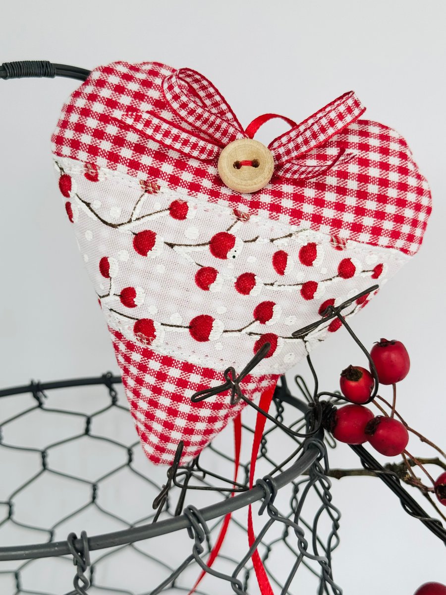 WINTER BERRIES HEART DECORATION - red checks