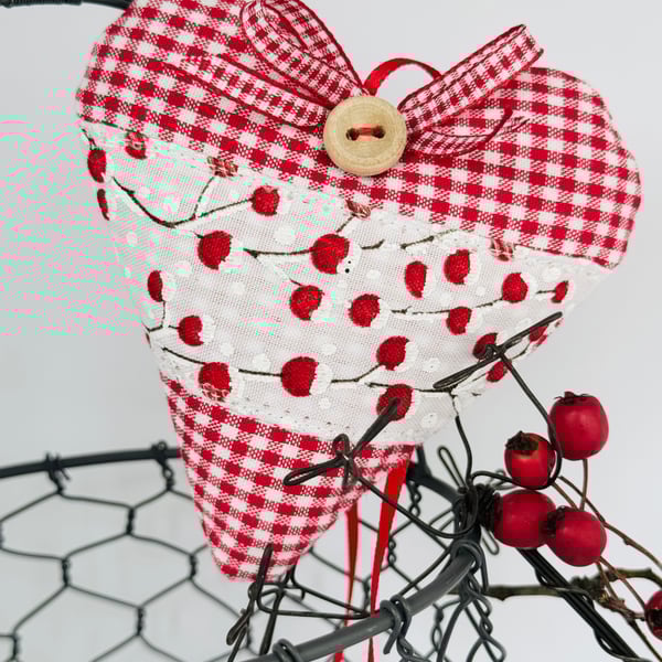 WINTER BERRIES HEART DECORATION - red checks