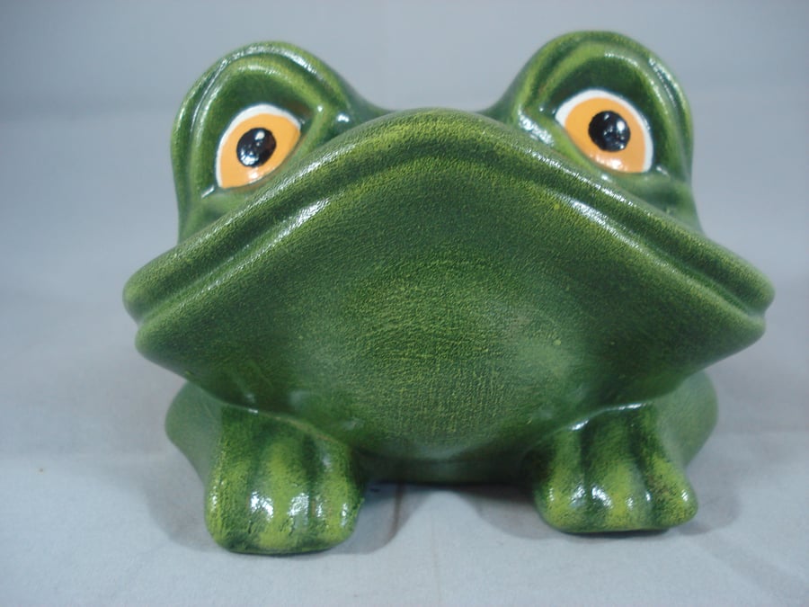 Ceramic Novelty Hand Painted Glasses Spectacles Holder Green Frog Ornament.