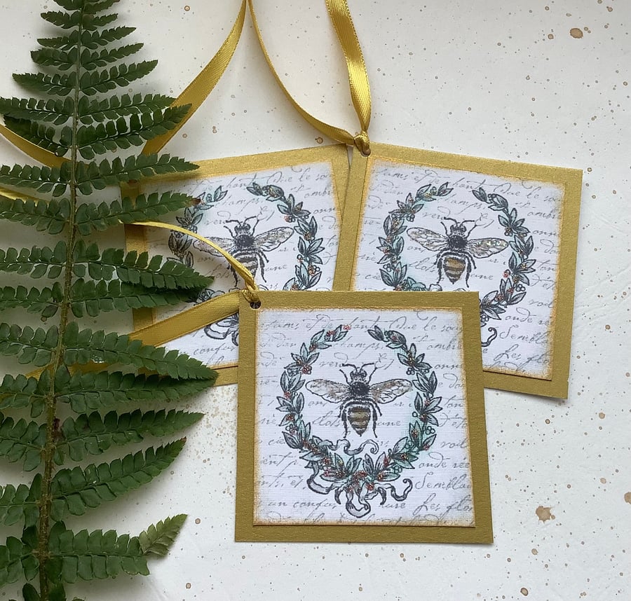 GIFT TAGS. Vintage-style , Queen Bee .Nature. Wreath. Spring. Summer.