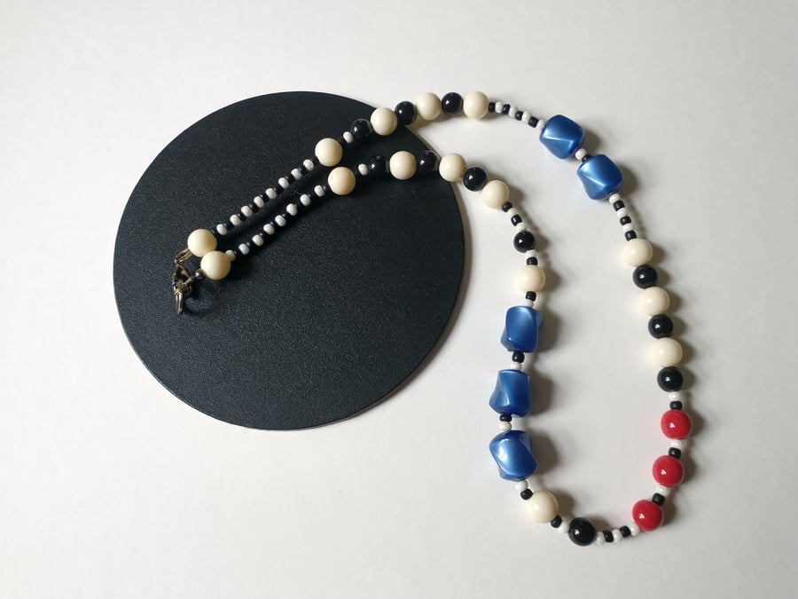 Graphic bead necklace
