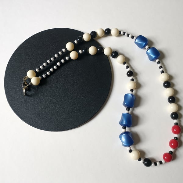 Graphic bead necklace