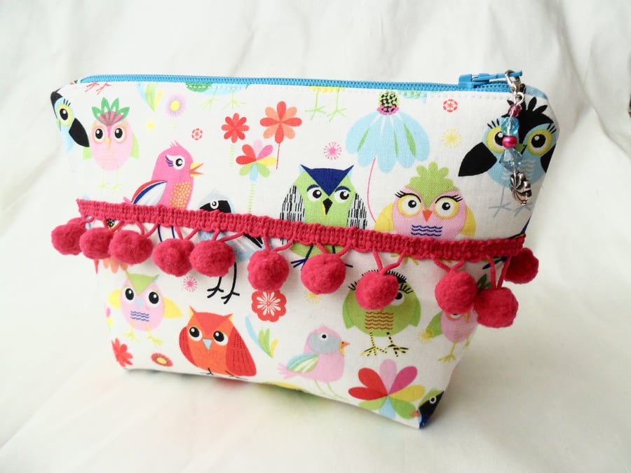 Make-up bag in a cute bird print. 