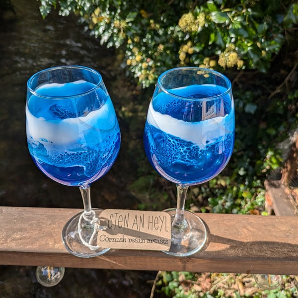 Resin wave wine glasses 