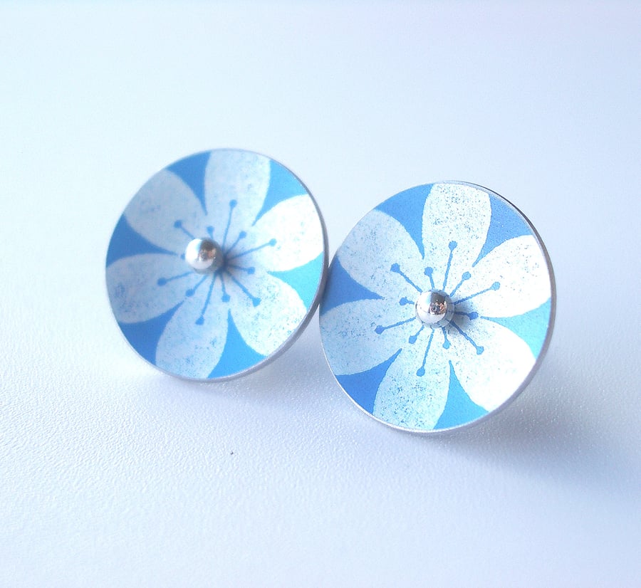 Flower studs in blue and silver
