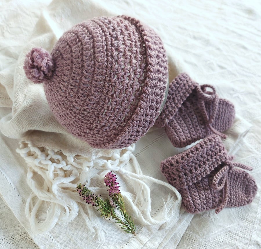 Baby Hat and Booties set, 100% pure wool, Christmas gift,  0-5 months