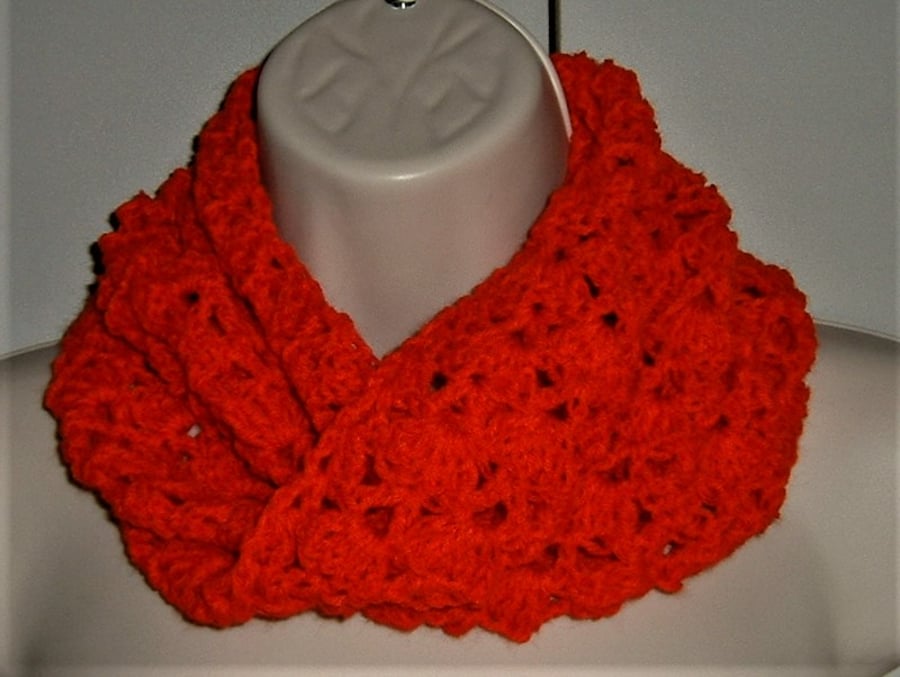 SALE.....red crocheted infinity scarf ( ref F 561)