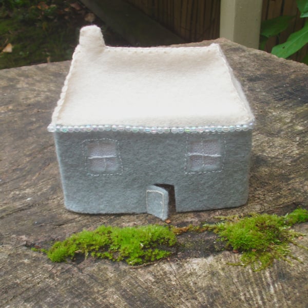 LITTLE FELT HOUSE LIGHT