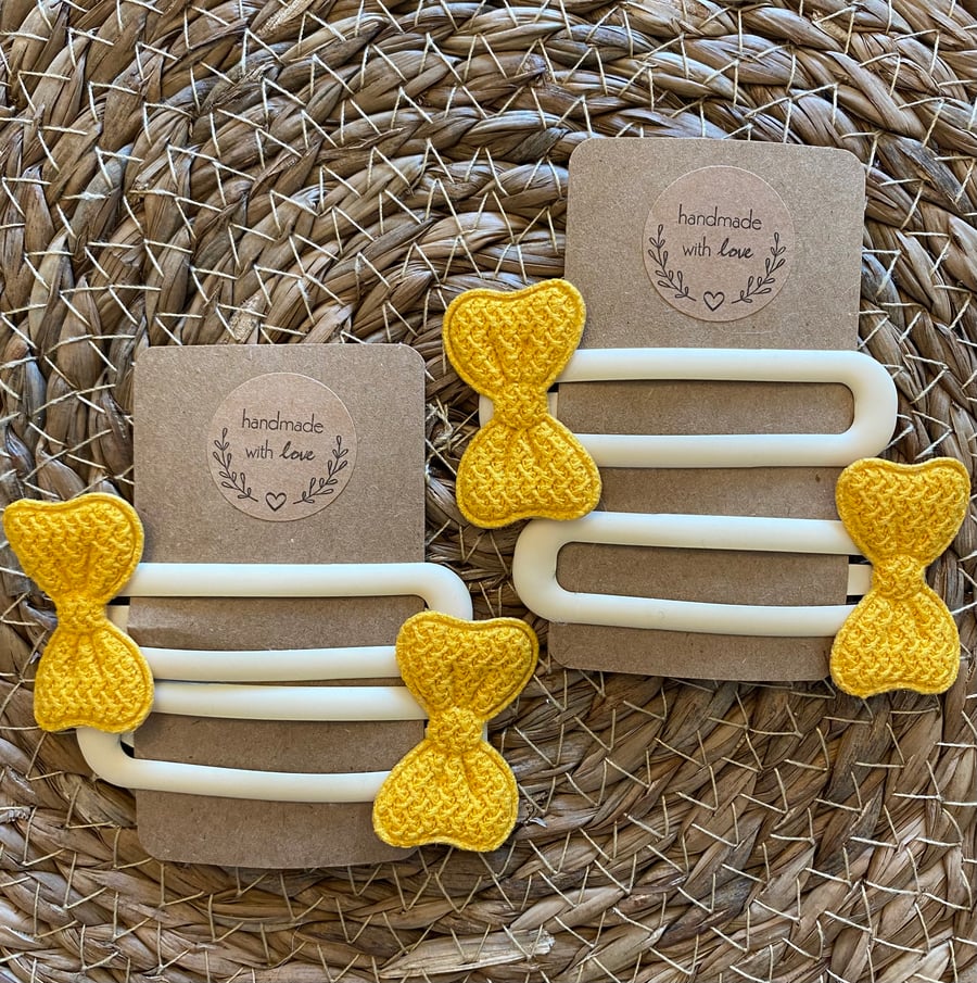 Large bow detail hair clips