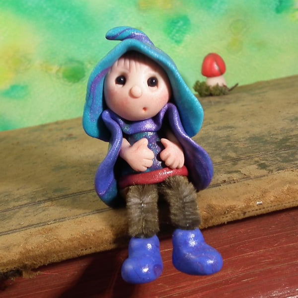 Tiny shelf-sitter book-sitter Gnome 'Conn' with wired legs OOAK by Ann Galvin
