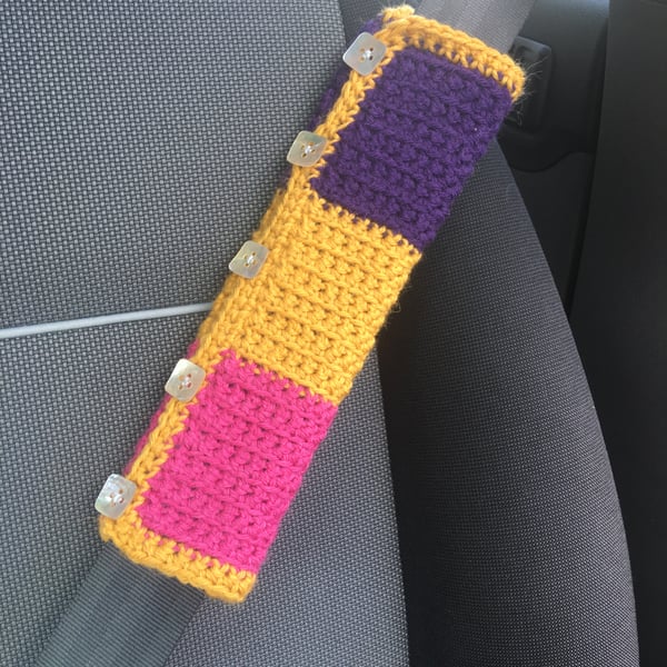 CAR SEATBELT  sleeve ( padded ) . Colour block . Cosy alpaca blend. 