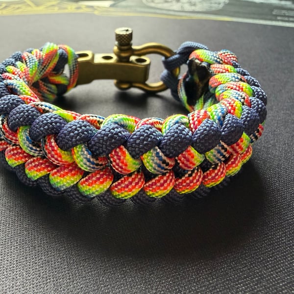 Adjustable paracord 550 survival bracelet to suit wrist size 18cm to 19cm