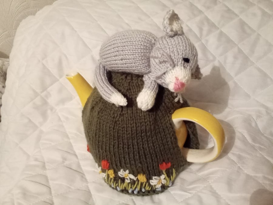 Cat nap tea cosy