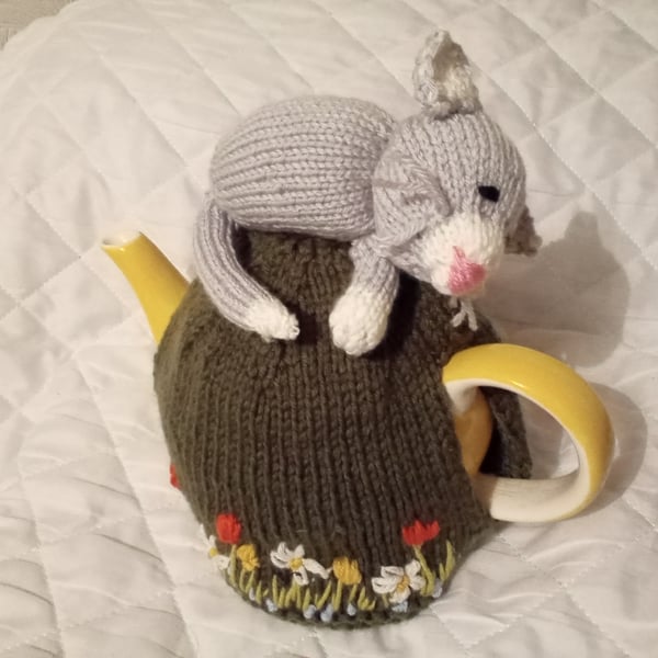 Cat nap tea cosy
