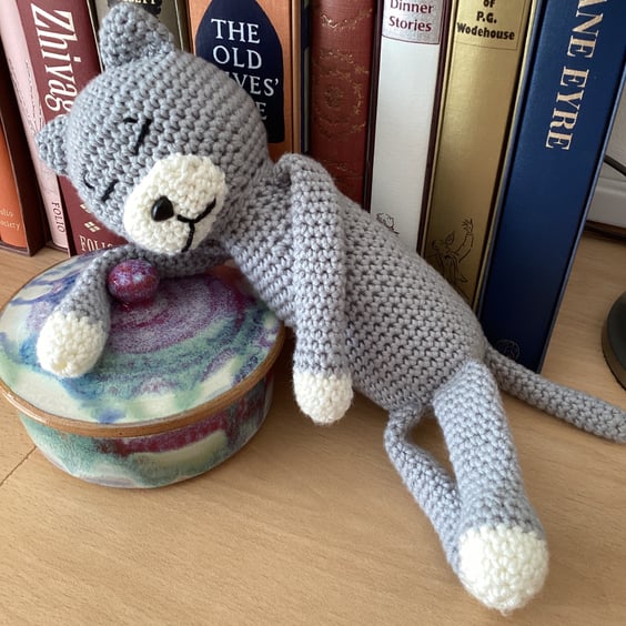 BEAUTIFUL CROCHET CAT IN SOFT GREY & CREAM YARN