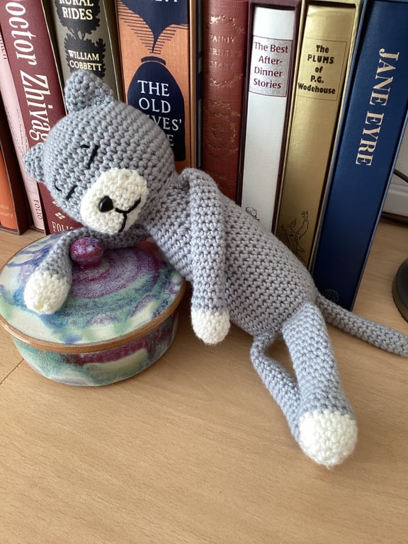 BEAUTIFUL CROCHET CAT IN SOFT GREY & CREAM YARN